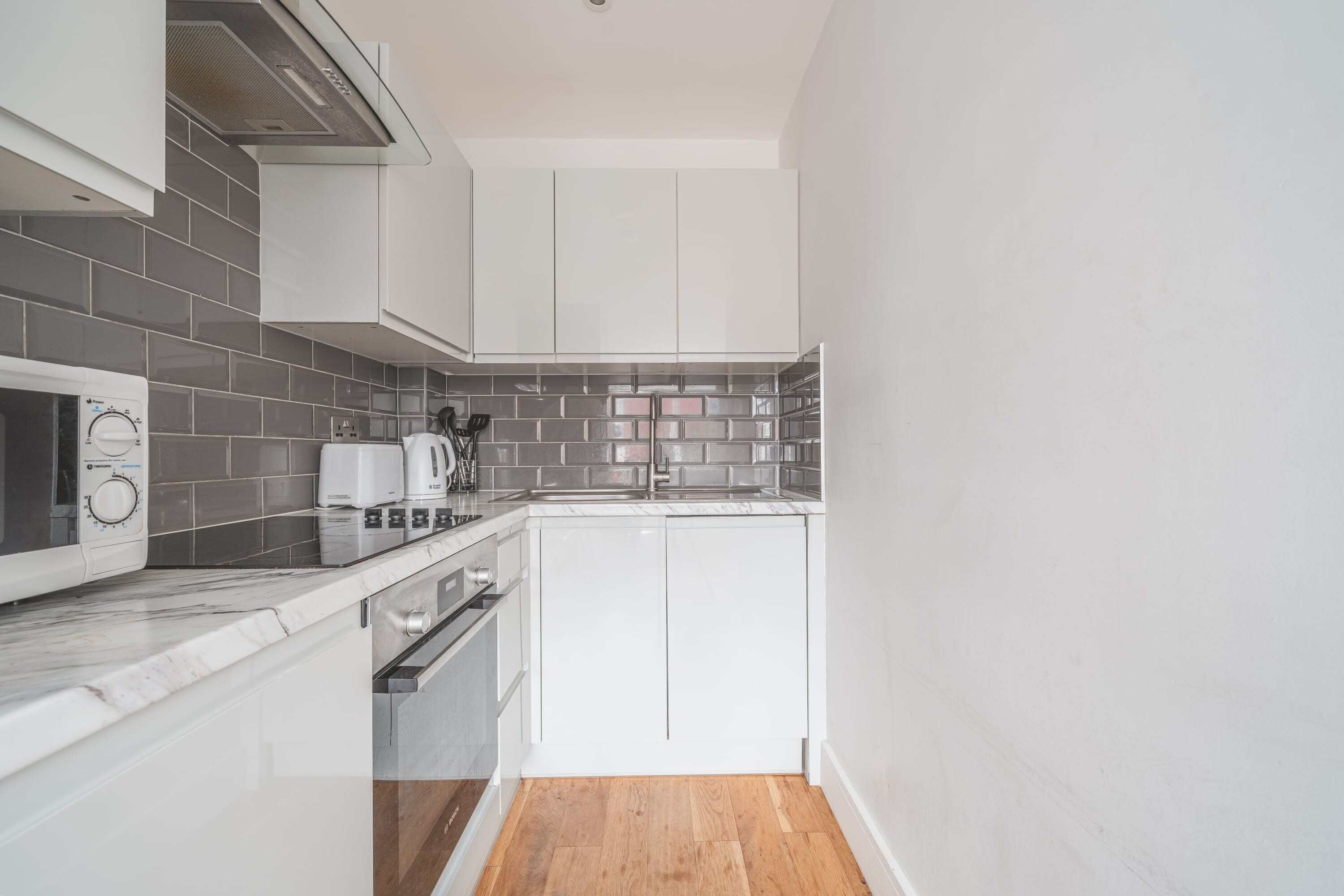 Frigorifero, microonde, forno, piano cottura