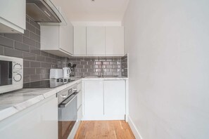 Frigorífico, microondas, horno y placa de cocina