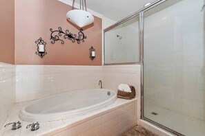 Bathtub - Oak Pines Lodge I Spa + 2 Fireplaces in Big Bear (Big Bear Lake)