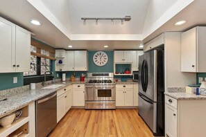 Fridge, microwave, oven, stovetop - Oak Pines Lodge I Spa + 2 Fireplaces in Big Bear (Big Bear Lake)