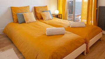 2 chambres, coffres-forts dans les chambres, bureau