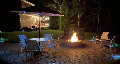 Awesome Patio With Fire Pit, Farmers Porch, Deck With Grill!