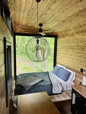 1 bedroom, free WiFi, bed sheets - The Hemlock Tiny House (Logan)