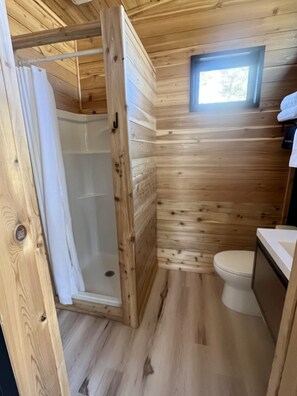 Dusche, Haartrockner, Handtücher
