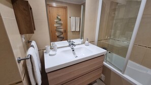 Badewanne, Haartrockner, Handtücher