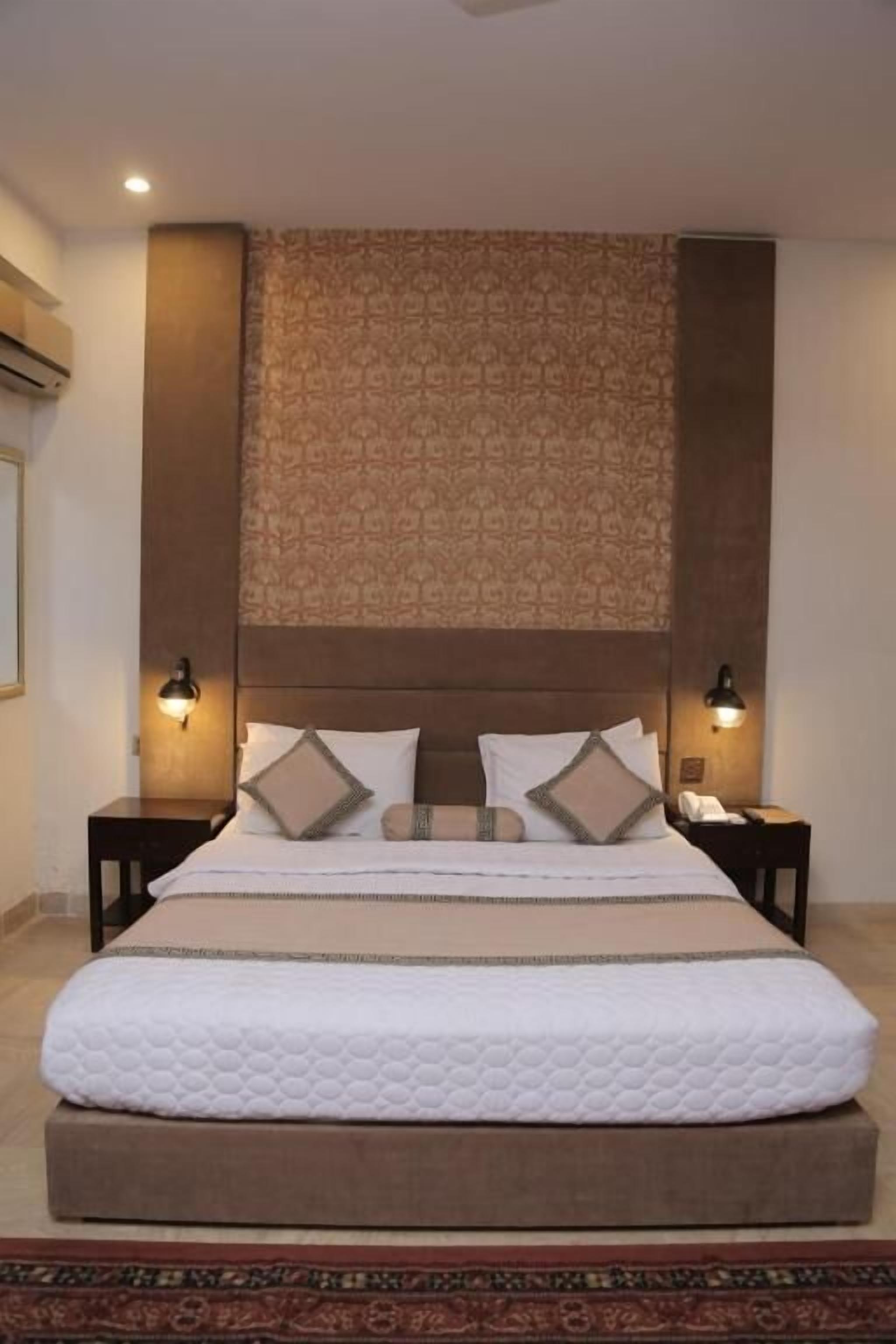 Deluxe Double Room | Free WiFi, bed sheets