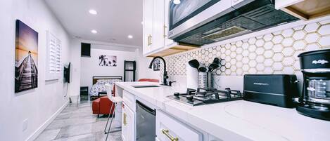 Kjøleskap, mikrobølgeovn, ovn og kokeplater