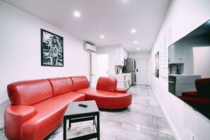 TV, offices - 114D - Compact Studio - Couples Retreat (Santa Ana)