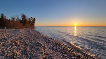 Una spiaggia nelle vicinanze