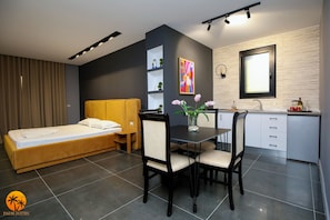 Deluxe-sviitti, rantanäköala | 1 makuuhuone, silitysrauta/-lauta, ilmainen Wi-Fi, vuodevaatteet