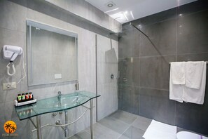 Penthouse panorámico, vista al mar | Baño | Regadera, amenidades de baño gratuitas, secadora de cabello, bidet 