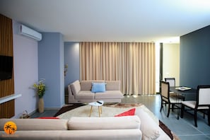 Panoramic-Penthouse, Meerblick | Bügeleisen/Bügelbrett, kostenloses WLAN, Bettwäsche