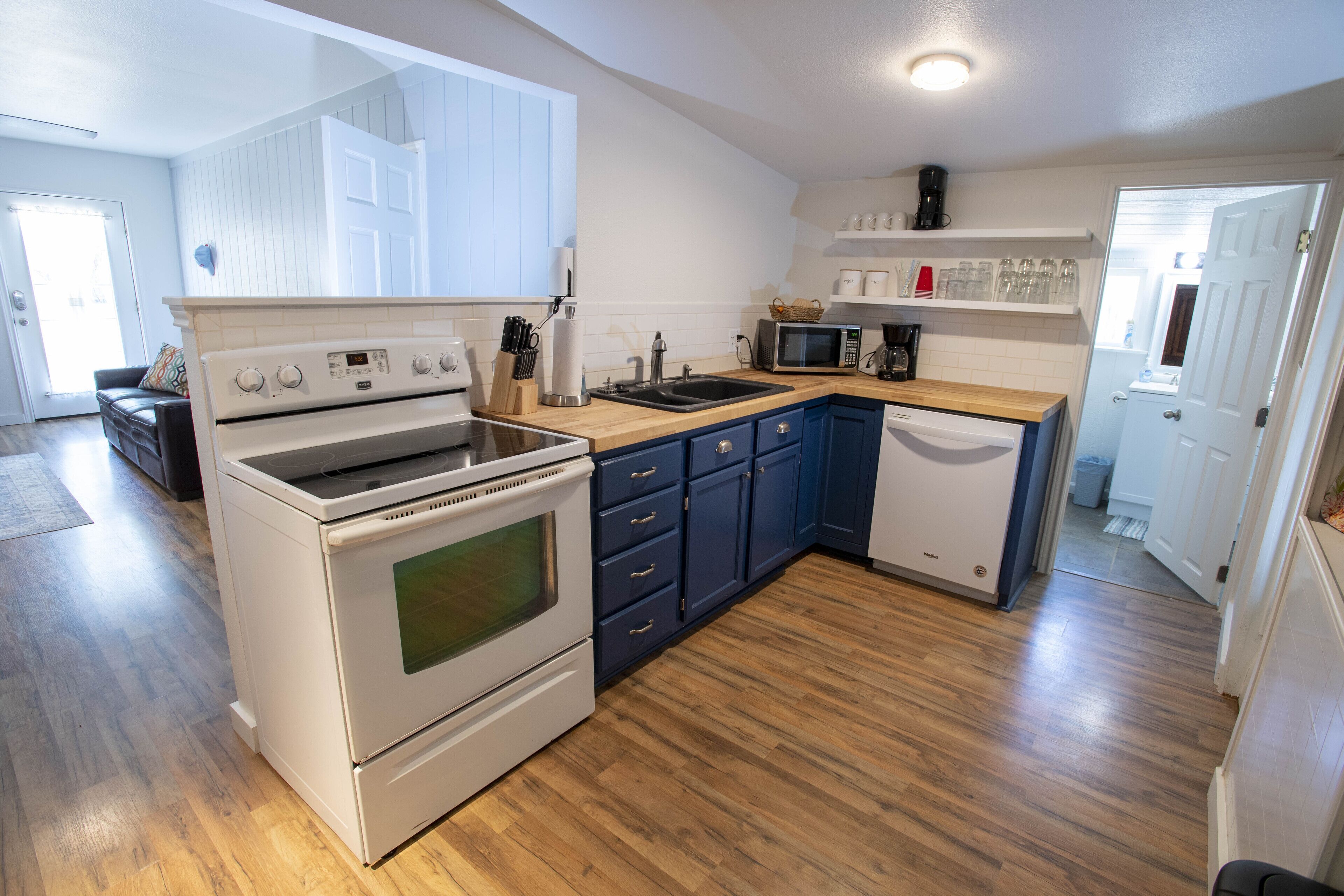 Roadside at 'Bout Dam Time - A Nature Retreat & Cozy Lakeside Cabin