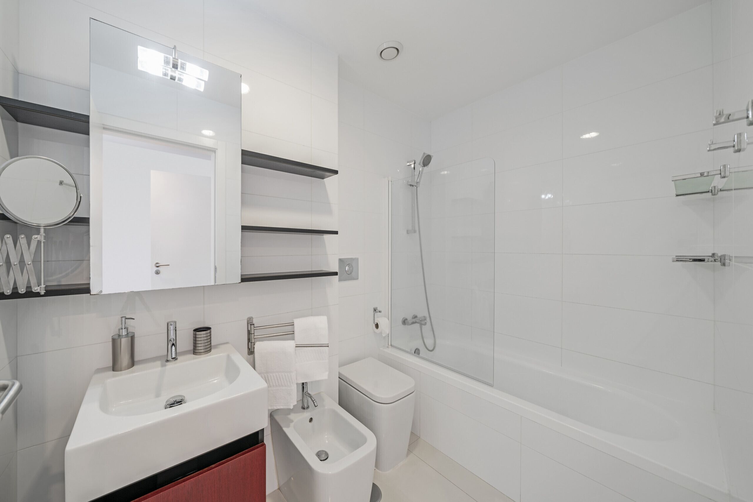 Salle de bain avec baignoire attenante pour un maximum d'intimité et de confort.