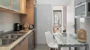 Wasserkocher mit Kaffee-/Teezubehör, Kühlschrank, Mikrowelle, Ofen