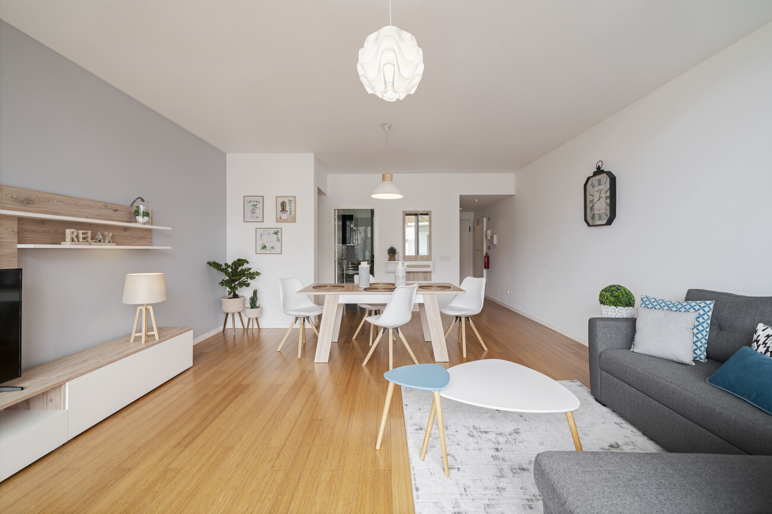This contemporary living room is the focal point of this accommodation. This division will be a mandatory stop whenever you want to replenish your energy.