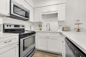 Fridge, microwave, oven, stovetop - 🌊Walk 2 Beach-Ground Floor-Remodeled-Southwind A3🌊 (Panama City Beach)