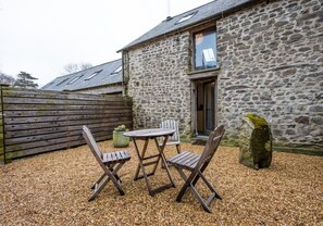 Outdoor dining - A cosy country escape for two in the heart of Pembrokeshire (Saint Dogmaels)