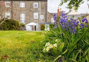 Property grounds - Take your foot off the pedal for a moment and bring the family together for a proper beach holiday.. (Newport)