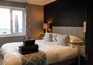 5 bedrooms, iron/ironing board, travel crib, free WiFi - An exceptional place to gather on the sea shore (Newport)