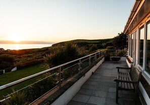 Terrace/patio - An exceptional place to gather on the sea shore (Newport)