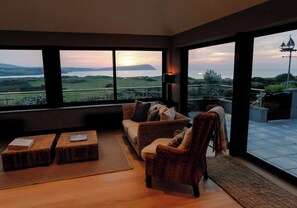 Smart TV, DVD player, table tennis - An exceptional place to gather on the sea shore (Newport)