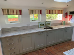 Kühlschrank, Mikrowelle, Ofen, Geschirrspüler