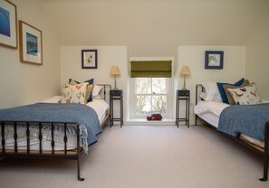 3 chambres, fer et planche à repasser, lit de bébé portatif