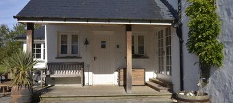 A beautiful property for 6 with expansive lawns, minutes from the beach