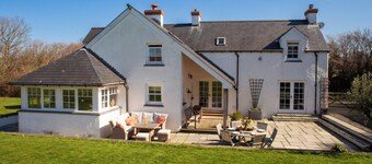 A beautiful property for 6 with expansive lawns, minutes from the beach