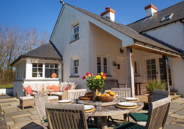 تناول الطعام بالخارج