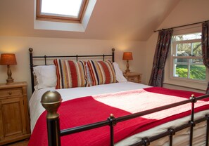 3 bedrooms, iron/ironing board, travel crib, free WiFi - A beautiful property for 6 with expansive lawns, minutes from the beach (Newport)