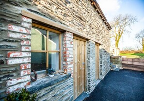 Exterior detail - A beautifully renovated farm house on the coast with a hot tub & outdoor bar (Aberporth)