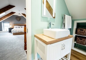 5 bedrooms, iron/ironing board, travel crib, free WiFi - A beautifully renovated farm house on the coast with a hot tub & outdoor bar (Aberporth)