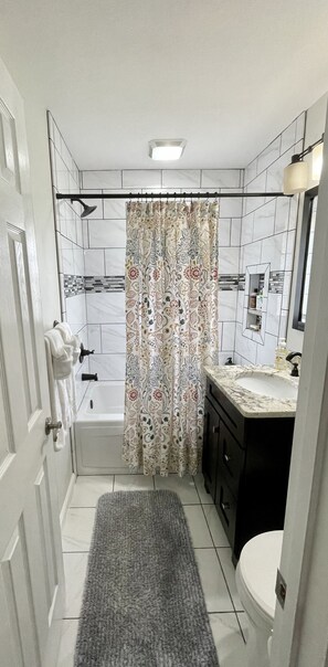 Combined shower/tub, jetted tub, towels, soap