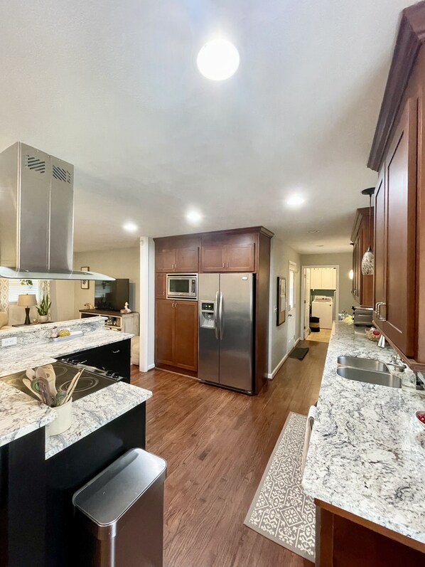 Fridge, microwave, oven, stovetop - Newly Renovated House 10miles from Augusta National (North Augusta)