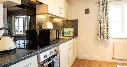 A gorgeous coastal apartment for 4 set above Newport Bay