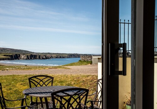 A gorgeous coastal apartment for 4 set above Newport Bay