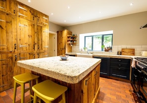Fridge, oven, dishwasher, coffee/tea maker
