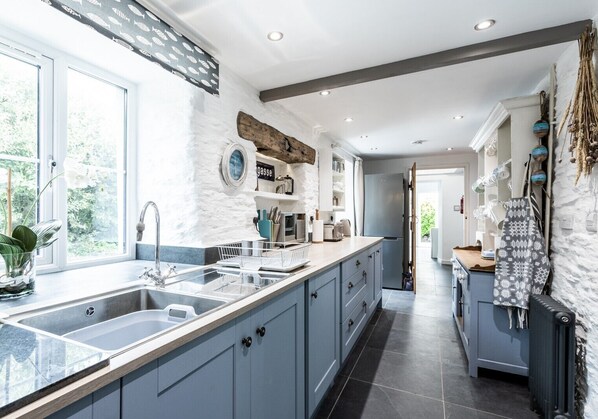 Fridge, microwave, oven, dishwasher - A gorgeous property right on the beach - perfect for families (Newport)