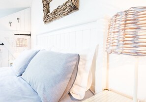 4 bedrooms, iron/ironing board, travel crib, free WiFi - A gorgeous property right on the beach - perfect for families (Newport)