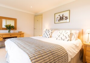 2 dormitorios, tabla de planchar con plancha, cuna de viaje