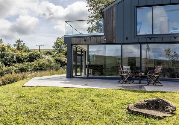 Outdoor dining - An incredible house with fantastic views (Newport)