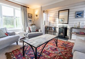 Smart TV, fireplace - A gorgeous family home in the heart of Newport, within walking distance of the beach (Newport)