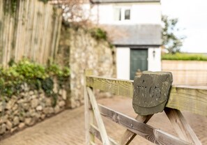 Property grounds - A gorgeous family home in the heart of Newport, within walking distance of the beach (Newport)