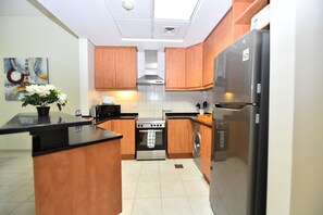 Full-size fridge, microwave, oven, stovetop