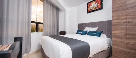 Ropa de cama hipoalergénica, escritorio, wifi gratis y ropa de cama