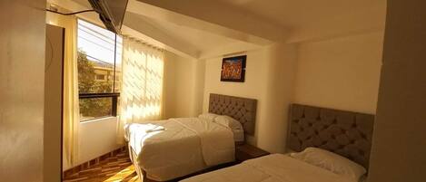 Quarto casal ou duplo standard | Roupas de cama antialérgicas, escrivaninha, Wi-Fi de cortesia