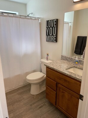 Bathtub, towels, soap, toilet paper - Cozy Two Bedroom Home in Lake Havasu City (Lake Havasu City)