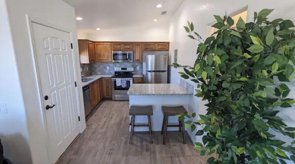 Fridge, microwave, oven, stovetop - Cozy Two Bedroom Home in Lake Havasu City (Lake Havasu City)